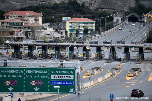 Ventimiglia: migrante a piedi sull'autostrada, la A10 chiude la carreggiata per circa mezz'ora