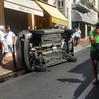 Ventimiglia: si capotta con l'auto in corso Genova, intervento dei Vigili del Fuoco e della Croce Verde (Foto) Ventimiglia: si capotta con l'auto in corso Genova, intervento dei Vigili del Fuoco e della Croce Verde (Foto)