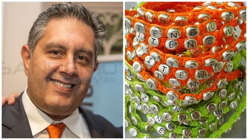 Il governatore della Liguria Giovanni Toti ed i braccialetti 'Battitene U Belin' Il governatore della Liguria Giovanni Toti ed i braccialetti 'Battitene U Belin'