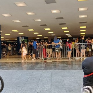 Sanremo: stasera le seconde dosi di vaccino riferite all'open night del 21 luglio, lunghe code al Palafiori (Foto) Sanremo: stasera le seconde dosi di vaccino riferite all'open night del 21 luglio, lunghe code al Palafiori (Foto)