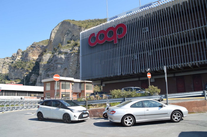 Dopo due settimane di lavori: il supermercato Coop di Ventimiglia riapre completamente rinnovato (Foto) Dopo due settimane di lavori: il supermercato Coop di Ventimiglia riapre completamente rinnovato (Foto)