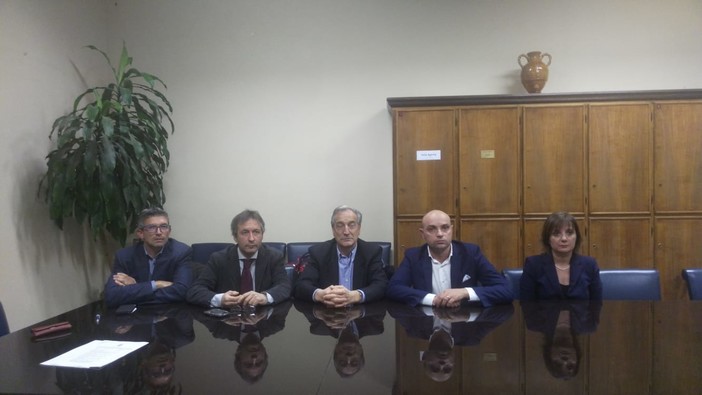 Imperia: la minoranza di centrodestra chiarisce la propria posizione sul caso Gabrielli "Nulla contro il Prefetto, il problema è il processo che vede imputato il sindaco" (Video) Imperia: la minoranza di centrodestra chiarisce la propria posizione sul caso Gabrielli "Nulla contro il Prefetto, il problema è il processo che vede imputato il sindaco" (Video)