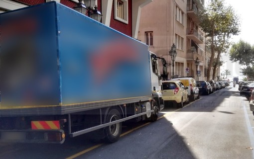 Sanremo: i commercianti di corso Garibaldi chiedono più spazi carico e scarico "Non sappiamo come fare e paghiamo un sacco di multe!"