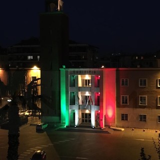 Ventimiglia: da ieri sera la facciata del Comune è illuminata con il tricolore in questo difficile momento (Foto) Ventimiglia: da ieri sera la facciata del Comune è illuminata con il tricolore in questo difficile momento (Foto)