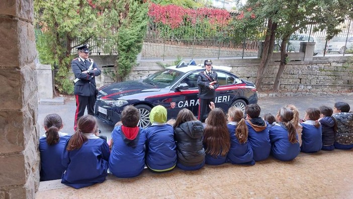 Sanremo: Carabinieri in visita alle classi dell’istituto comprensivo ‘Italo Calvino’ per la cultura della legalità Sanremo: Carabinieri in visita alle classi dell’istituto comprensivo ‘Italo Calvino’ per la cultura della legalità