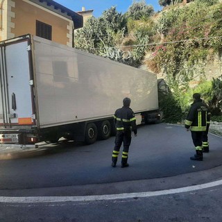 Bordighera: camion incastrato in via dei Colli, serve l'intervento dei Vigili del Fuoco (Foto)