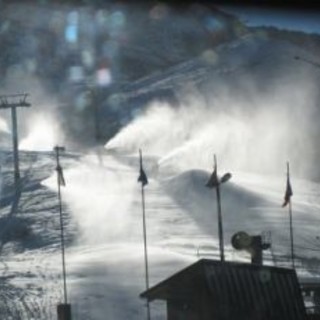 Da venerdì aprono le prime piste nel Mondolè Ski: a pieno ritmo gli impianti di innevamento programmato