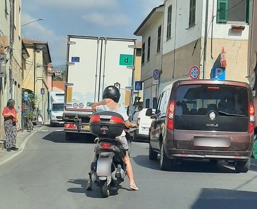 Imperia: lunghe code e ingorghi stradali ogni giorno a Caramagna, la protesta di un lettore (Foto)