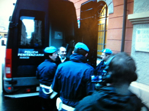 Ventimiglia: iniziato da poco il processo a Sandro Caramello. "Questa è l'Italia" ha detto al suo arrivo