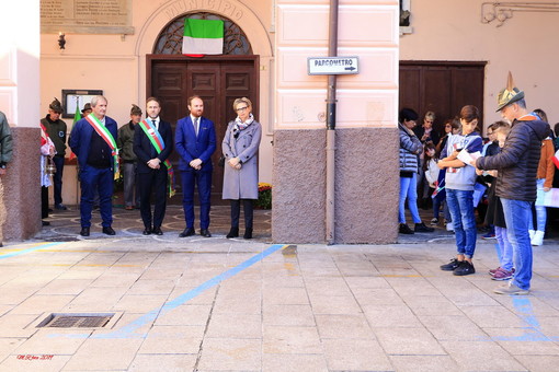 Pontedassio: il gruppo Alpini e gli studenti protagonisti stamattina alle celebrazioni del 4 novembre