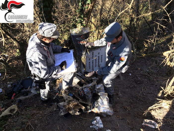 Floricoltore abbandona per anni i rifiuti sulle sponde del Tanaro, denunciato dalla Forestale di Ceva Floricoltore abbandona per anni i rifiuti sulle sponde del Tanaro, denunciato dalla Forestale di Ceva