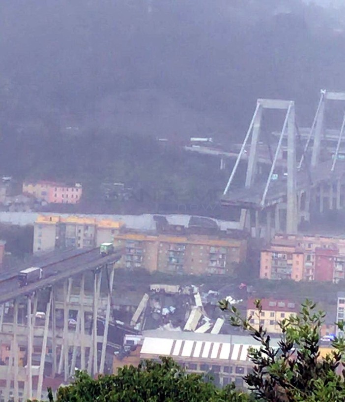 Genova: viadotto Polcevera crollato questa mattina, soccorsi in atto ma probabilmente ci sono molti morti (Foto e Video) Genova: viadotto Polcevera crollato questa mattina, soccorsi in atto ma probabilmente ci sono molti morti (Foto e Video)