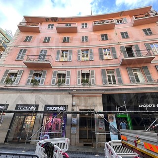 Sanremo: caduta calcinacci in via Matteotti, posizionati ponteggi per far riaprire i negozi Sanremo: caduta calcinacci in via Matteotti, posizionati ponteggi per far riaprire i negozi