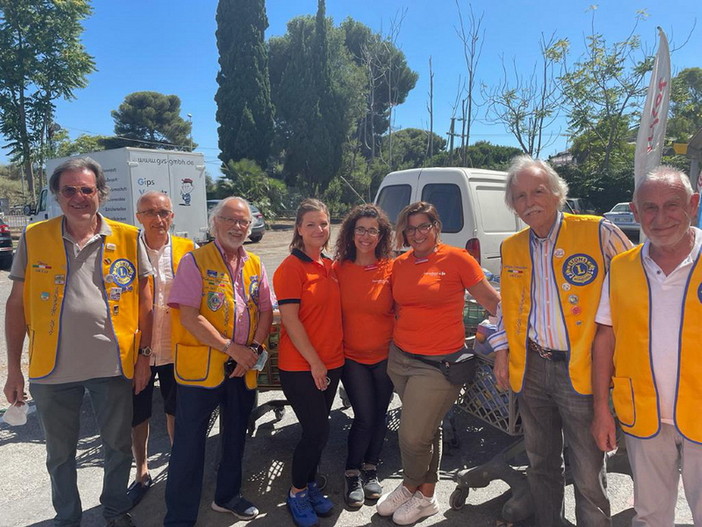 Lions Club Sanremo Host: 40 borse di generi alimentari per 40 famiglie aiutate da Don Marco Moraglia a San Rocco Lions Club Sanremo Host: 40 borse di generi alimentari per 40 famiglie aiutate da Don Marco Moraglia a San Rocco