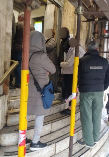 Sanremo: all'ufficio postale di via Roma si entra due per volta, lunghe code e lamentele dei clienti (Foto)