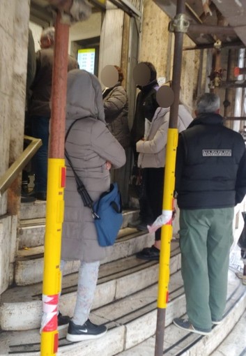 Sanremo: all'ufficio postale di via Roma si entra due per volta, lunghe code e lamentele dei clienti (Foto) Sanremo: all'ufficio postale di via Roma si entra due per volta, lunghe code e lamentele dei clienti (Foto)