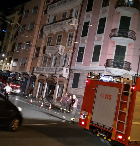 Sanremo: caduta di cemento da un cornicione stanotte in via Fiume, intervento dei Vigili del Fuoco (Foto)