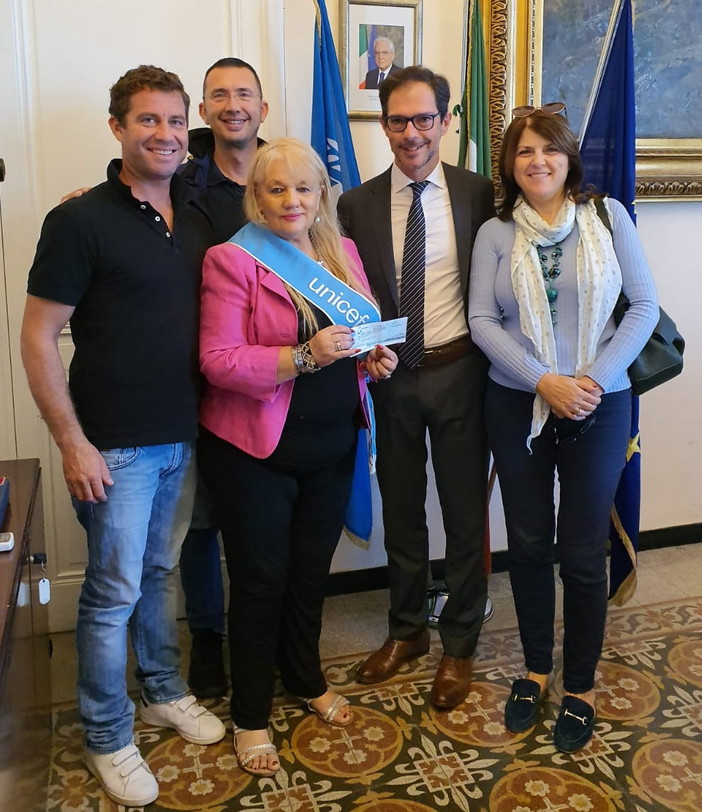 Bordighera: il Comune consegna il fondo di solidarietà di luglio alla presidente Unicef Colomba Tirari (Foto)