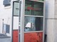La cabina telefonica danneggiata vicino all'ufficio centrale delle Poste La cabina telefonica danneggiata vicino all'ufficio centrale delle Poste
