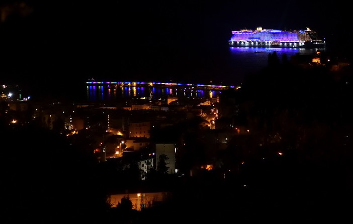 #Sanremo2022: le immagini notturne della 'Costa Toscana' in rada davanti alla città #Sanremo2022: le immagini notturne della 'Costa Toscana' in rada davanti alla città