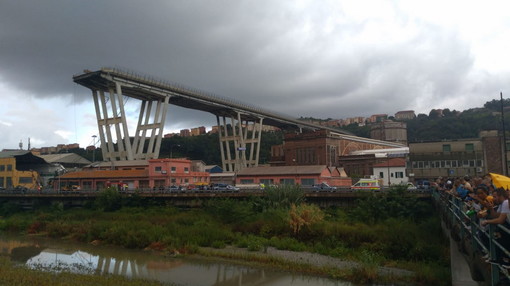 Crollo ponte Morandi, il procuratore capo di Genova: "Ci potrebbero essere ancora 10-20 persone disperse" Crollo ponte Morandi, il procuratore capo di Genova: "Ci potrebbero essere ancora 10-20 persone disperse"