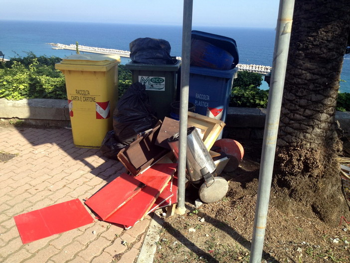 Ospedaletti: cassonetti riempiti e mail di un lettore, la risposta dello staff del Sindaco Ospedaletti: cassonetti riempiti e mail di un lettore, la risposta dello staff del Sindaco