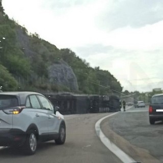 Camion si ribalta sulla A10 tra Varazze e Arenzano: soccorsi mobilitati, traffico bloccato verso Genova (Foto) Camion si ribalta sulla A10 tra Varazze e Arenzano: soccorsi mobilitati, traffico bloccato verso Genova (Foto)
