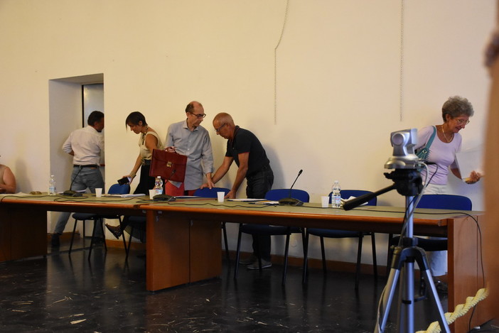 Bordighera: il Consiglio comunale prende il via con l'uscita dall'aula dell'opposizione e di Ramoino (Foto)