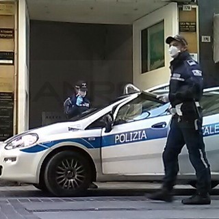 Sanremo: clochard passa la notte nell'androne dell'ex Odeon in via Matteotti, intervento della Polizia Municipale