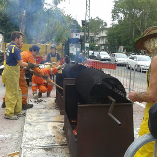 Ospedaletti: domenica caldarroste e musica in piazza, pomeriggio allietato dalla banda folkloristica 'Sciacca Spaghi'