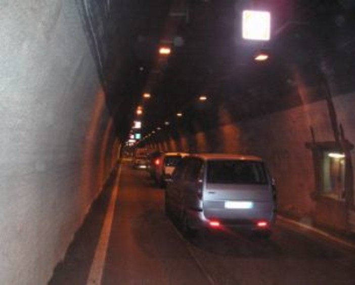 Tunnel del Colle di Tenda bloccato per un camion fermo all'interno, Statale 20 interdetta a chi va in Piemonte