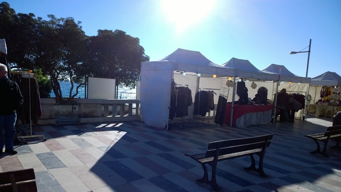 Sanremo: luci accese anche di giorno per gli ambulanti in Corso Imperatrice, chi paga?  La riflessione di un nostro lettore