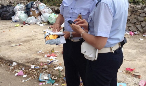 Imperia, agenti della Municipale dedicati al controllo del conferimento dei rifiuti: “Per contrastare gli abbandoni e garantire il decoro”