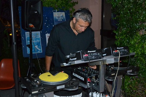 Claudio Mancuso in consolle (dal suo profilo pubblico di Facebook)