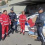 Donazione solidale a Sanremo: la polizia locale consegna felpe alla Croce Rossa per famiglie in difficoltà  (Foto)
