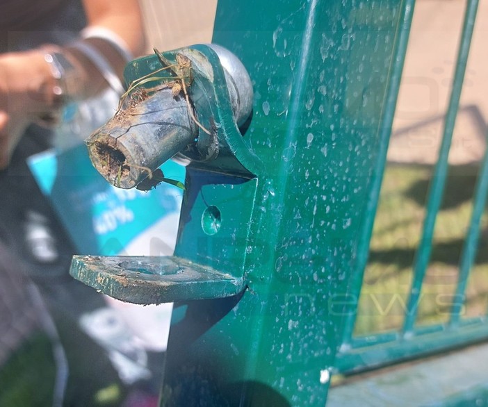 Sanremo: cancello dell'area cani crollato su una donna, la saldatura ha tenuto e non è esclusa la manomissione (Foto)