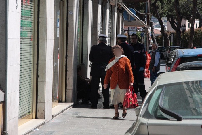 Imperia: trovato in via San Giovanni il clochard affetto da Tbc, è stato riportato in ospedale Imperia: trovato in via San Giovanni il clochard affetto da Tbc, è stato riportato in ospedale