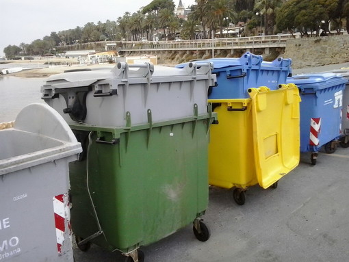 Sanremo: cassonetti uno dentro l'altro sul lungomare Calvino, pronti per essere rimossi o atto vandalico? Sanremo: cassonetti uno dentro l'altro sul lungomare Calvino, pronti per essere rimossi o atto vandalico?