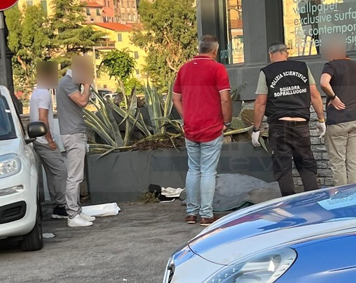 Ventimiglia: uomo senza vita trovato stamattina in largo Torino, indagini della Polizia per risalire alle cause (Foto) Ventimiglia: uomo senza vita trovato stamattina in largo Torino, indagini della Polizia per risalire alle cause (Foto)
