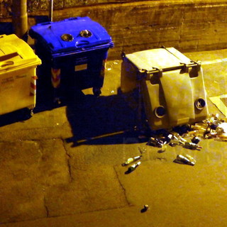 Sanremo: cassonetto rovesciato in via Val del Ponte, la mail e la foto di Alfredo Schiavi Sanremo: cassonetto rovesciato in via Val del Ponte, la mail e la foto di Alfredo Schiavi