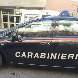 Imperia: anche i Carabinieri acquisiscono uno dei volantini distribuiti questa mattina da 'Casa Pound' Imperia: anche i Carabinieri acquisiscono uno dei volantini distribuiti questa mattina da 'Casa Pound'