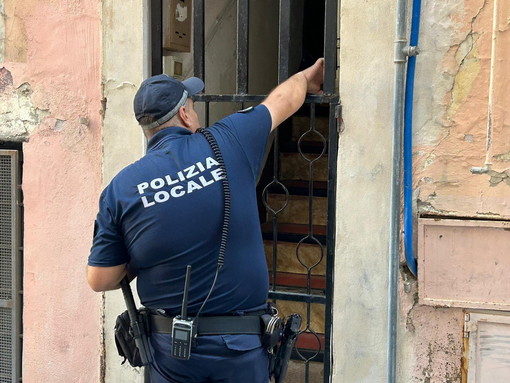 Sanremo, undici posti letto in 40 metri quadrati e cantine trasformate in alloggi: scattano i controlli nella città vecchia Sanremo, undici posti letto in 40 metri quadrati e cantine trasformate in alloggi: scattano i controlli nella città vecchia