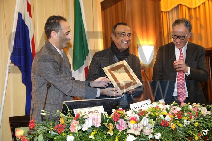 Carlo Conti consigliere comunale di Sanremo per una sera: consegnata la targa 'Amico della città' (Foto e Video) Carlo Conti consigliere comunale di Sanremo per una sera: consegnata la targa 'Amico della città' (Foto e Video)