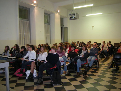Imperia: ieri al Liceo 'Amoretti' di Imperia la conferenza ‘Il Muro di Berlino: la sottile linea grigia lunga 28 anni’ Imperia: ieri al Liceo 'Amoretti' di Imperia la conferenza ‘Il Muro di Berlino: la sottile linea grigia lunga 28 anni’
