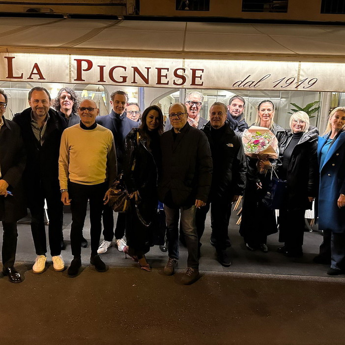 Sanremo: oggi al via le riprese di 'Vita da Carlo', ieri la cena della troupe con l'Amministrazione (Foto) Sanremo: oggi al via le riprese di 'Vita da Carlo', ieri la cena della troupe con l'Amministrazione (Foto)