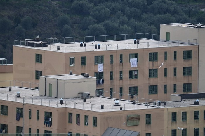 Tensione nel carcere di Sanremo: detenuto si arrampica su un muro per protesta