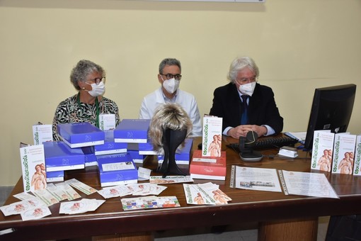 Sanremo: dieci parrucche dall'associazione 'Non siamo soli' per il reparto oncologico dell'ospedale 'Borea' (Foto e Video)