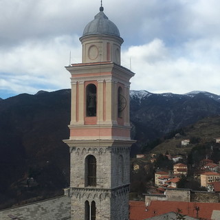 Triora: i rintocchi delle campane hanno scandito ieri il termine del restauro della Collegiata Triora: i rintocchi delle campane hanno scandito ieri il termine del restauro della Collegiata