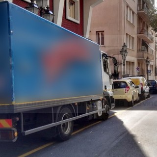 Sanremo: i commercianti di corso Garibaldi chiedono più spazi carico e scarico "Non sappiamo come fare e paghiamo un sacco di multe!"