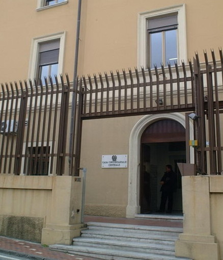 Imperia: la UilPa contro il Comune "Rimossi 7 posti auto della Penitenziaria per un accordo con un sindacato autonomo, scandalo!" Imperia: la UilPa contro il Comune "Rimossi 7 posti auto della Penitenziaria per un accordo con un sindacato autonomo, scandalo!"